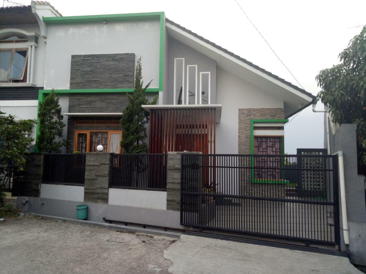 Syariah Cileunyi, Timur *